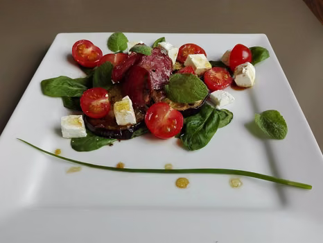 Sałatka z pieczonym bakłażanem, serem fetą i chipsami z salami