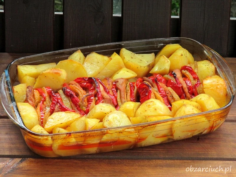 Schab pieczony z papryką i ziemniakami