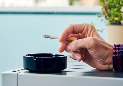 Koniec z paleniem papierosów na balkonach? Nowa propozycja projektu z zakazem już w Sejmie