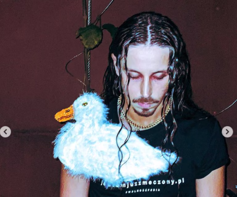 Michał Szpak z wizerunkiem kaczki na bluzce? Co artysta miał na myśli?