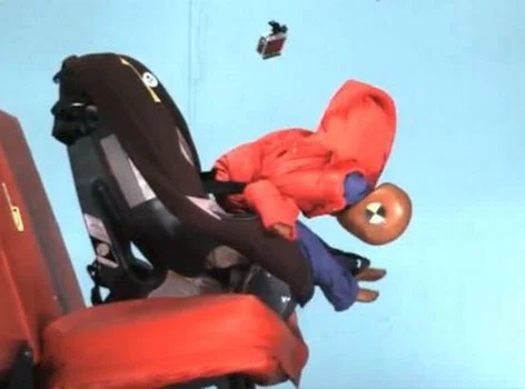 Wozisz dziecko w foteliku? ZDEJMIJ MU KURTKĘ!