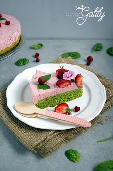 Zielone ciasto szpinakowe z kremem truskawkowym i kwiatami czarnego bzu