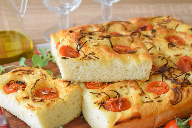 Puszysta "focaccia molisana" z ziemniakami, pomidorami i cebulą