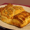 Łosoś w cieście francuskim ze szpinakiem i serem feta