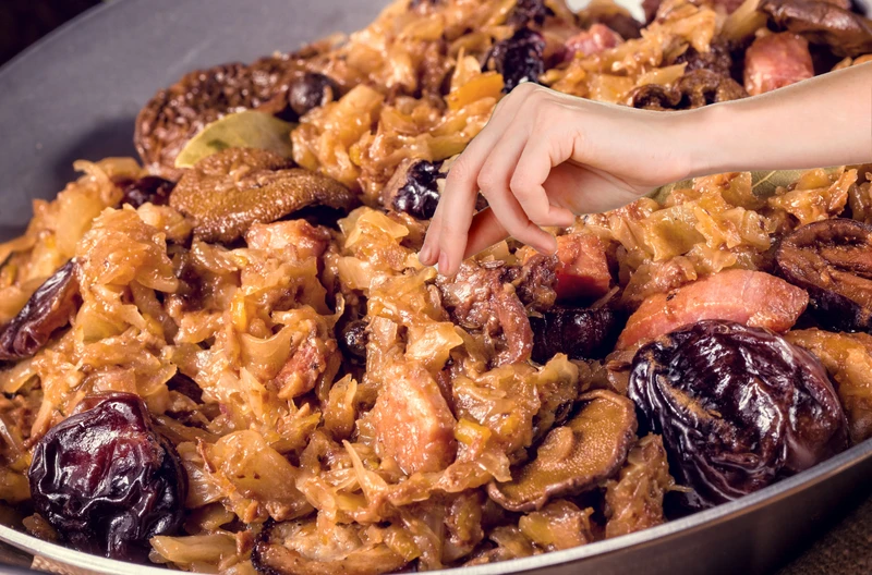 Wsyp to do kapusty i zamieszaj. Bigos nabierze głębokiego smaku jak nigdy wcześniej