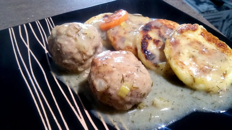 Pulpeciki z indyka w sosie koperkowym + scones ziemniaczane