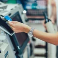 Kolejna sieć likwiduje kasy samoobsługowe! Przyczyną są klienci!