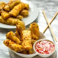 Sajgonki z białą kapustą i słodkim sosem chili