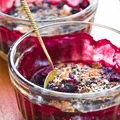 Borówki pod migdałową kruszonką - crumble FIT