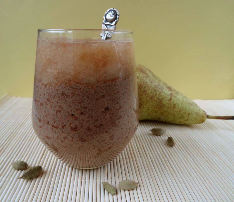Karobowy pudding chia z gruszką