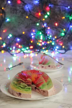 Truskawkowa panna cotta z żelatynowym kwiatem