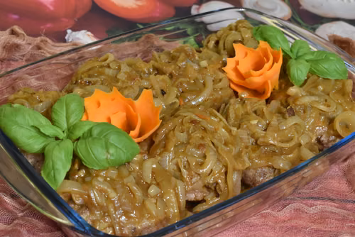Mielone z cebulką w sosie myśliwskim