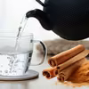 Włóż laseczkę cynamonu do kubka z gorącą wodą – zapach działa jak naturalny antydepresant!