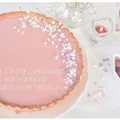 Glam shine wśród wypieków - Tarta z białą czekoladą z malinami na migdałowym spodzie