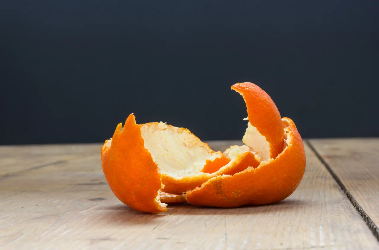 Sezon na cytrusy: Uważaj na skórki z mandarynek!
