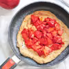 Wegańskie Dutch Baby z karmelizowanymi jabłkami i truskawkami