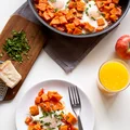 pomysł na śniadanie weekendowe: jajka w batatach z pomidorami