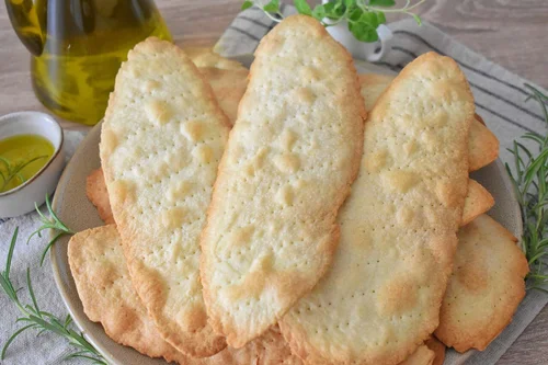 Ciappe liguri - chrupiące włoskie placki z oliwą (tylko 4 składniki bez drożdży)