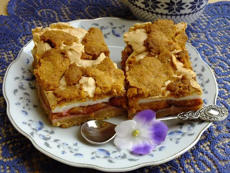 kruche ciasto ze śliwkami i bezą