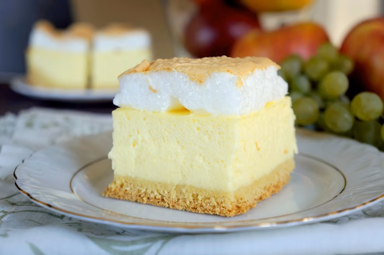 Puszysty sernik z bezą