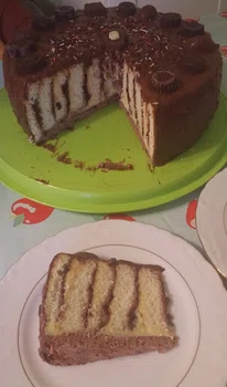 Zawijany tort z powidłem śliwkowym