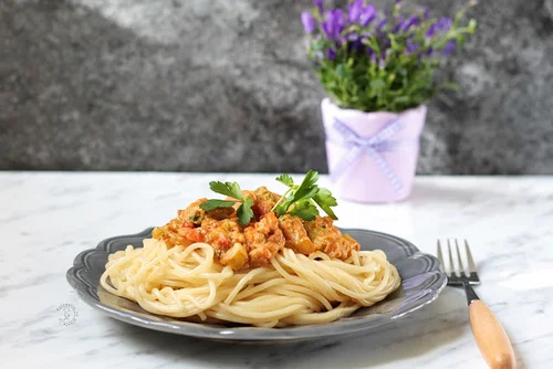 Spaghetti Z Sosem Pomidorowym Z Warzywami