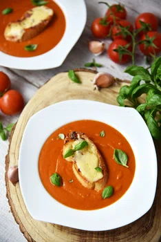 Krem z pomidorów z grzanką czosnkowo-serową