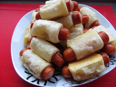 Parówki w cieście francuskim