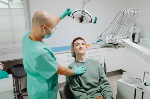 Leczenie u dentysty bez wysokich rachunków – jak działają kliniki uniwersyteckie?