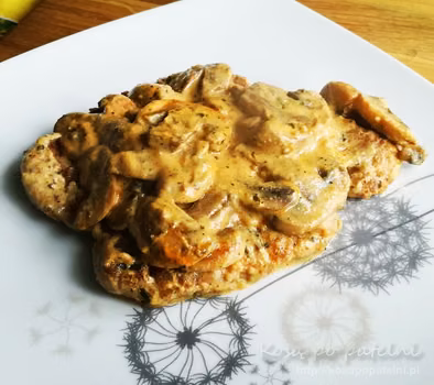 Kotlet schabowy w sosie pieczarkowym
