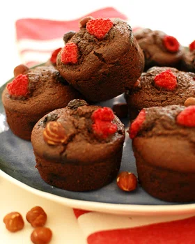 najzdrowsze muffiny czekoladowe „nutella” z orzechami laskowymi i owocami