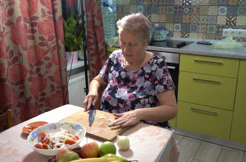 „Podarowałam wnukowi mieszkanie, a on praktycznie mnie z niego wyrzucił. Mieszkam u siostry! Czy mogę cofnąć darowiznę?” — pyta Halina [LIST]