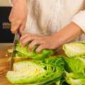 Młoda kapusta nie lubi towarzystwa! Z czym jej nie łączyć, by nie straciła smaku?
