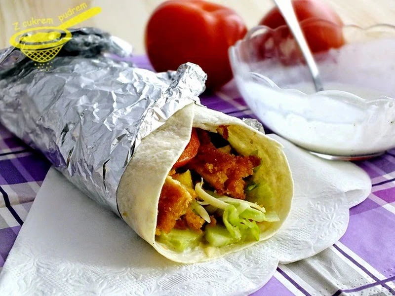 tortilla z kurczakiem i sosem czosnkowym