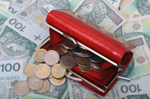 Możesz otrzymać 1445 złotych miesięcznie! Sprawdź, jakie dokumenty złożyć.