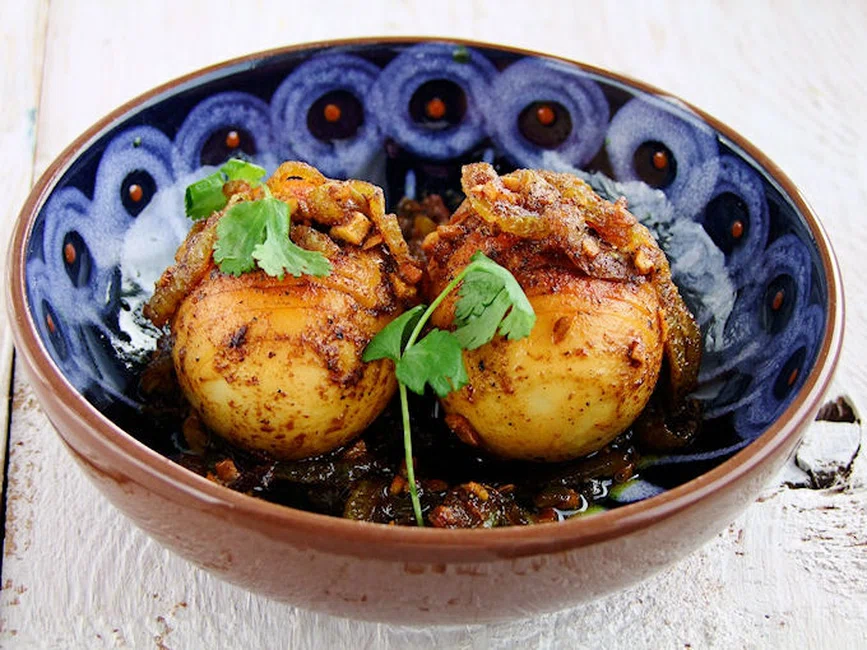 jajka ze smażoną cebulką i curry