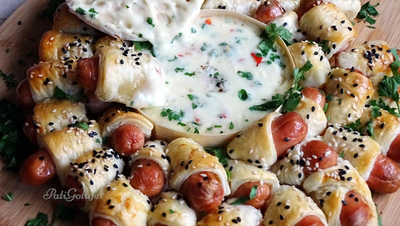 Pieczony camembert z paróweczkami w cieście francuskim