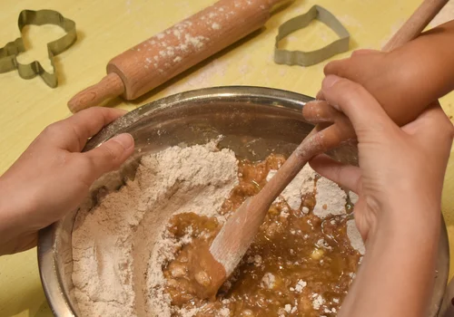 Pierniczki muszą poleżeć! Zobacz, kiedy piec, aby były idealne na Wigilię