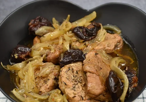 Polędwiczki ze śliwkami i cebulką