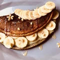 Omlet makowy z bananem i serem żółtym