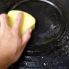 Jak wyczyścić przypaloną patelnię? 4 domowe sposoby