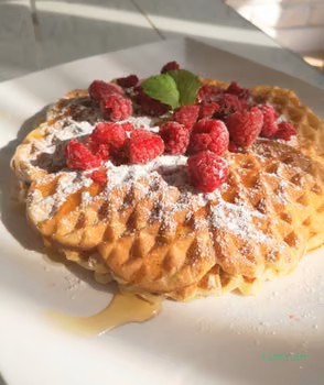 Wafle z mascarpone i malinami