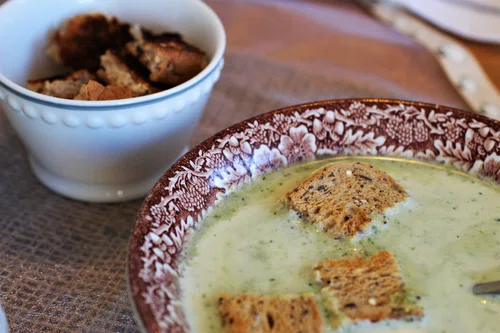 Zupa z brokułów i sera Stilton