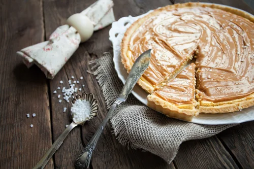 Tarta z kremem karmelowym