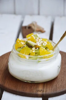 Jogurt grecki z miodem i owocami