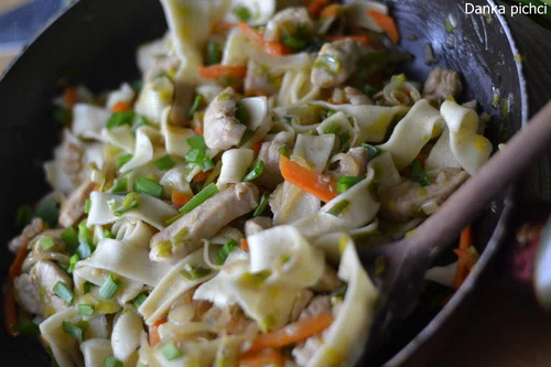 Kurczak z makaronem i warzywami