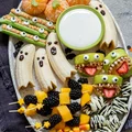 Halloweenowa deska przekąsek, która zaskoczy Twoich gości! Zdrowe smakołyki w mniej niż pół godziny!