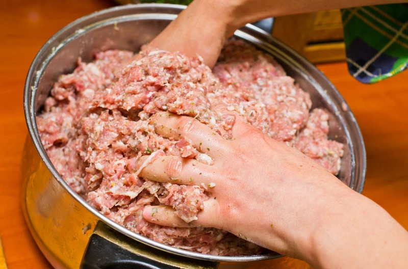 Dodaj TEN jeden nietypowy składnik do kotletów mielonych. Wychodzą 100 razy lepsze niż tradycyjne