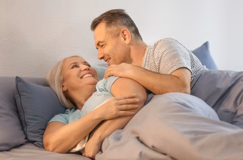 6 mitów o seksie po 50-tce, które należy obalić. Nr 3 zmieni Twoje spojrzenie!