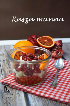 Kasza manna na mleku z granatem i czerwoną pomarańczą